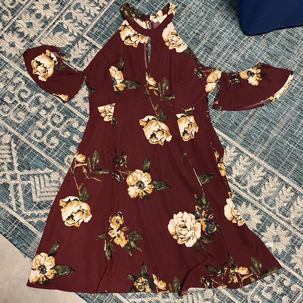 MAROON DRESS SIZE MEDIUM OFF SHOULDER BELL CUFFS